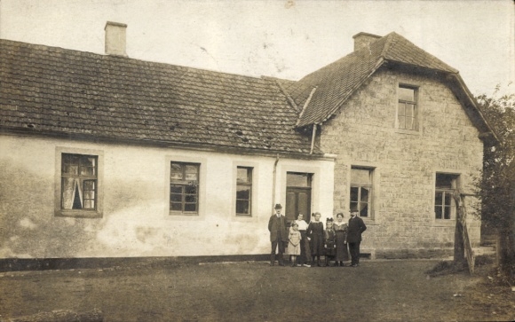 Foto: TP Heilenbach en la región de Eifel, familia frente a una casa.
