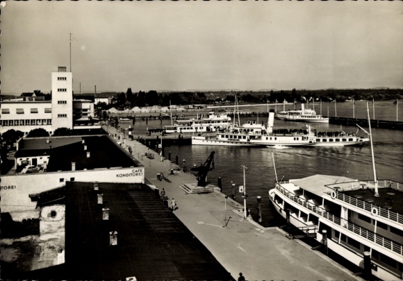 Salón de vapor del lago de Constanza, vista del puerto, barcos, cafetería/confitería, gente junto al agua