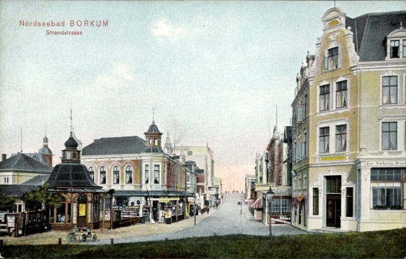 Borkum, un balneario del Mar del Norte en Frisia Oriental, Strandstraße, edificios, vista de la calle.