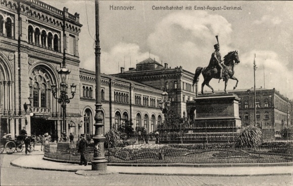Hannover, Baja Sajonia, estación central de tren con el monumento a Ernst August