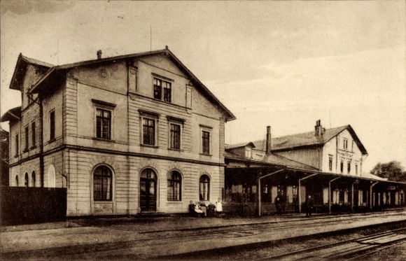 Burgstädt en Sajonia, estación de tren, al lado de la vía