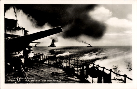 Buque de guerra alemán, artillería pesada y media lista para disparar, Kriegsmarine