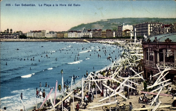 TP Donostia San Sebastian País Vasco, playa con mucha gente, agua, decoraciones coloridas