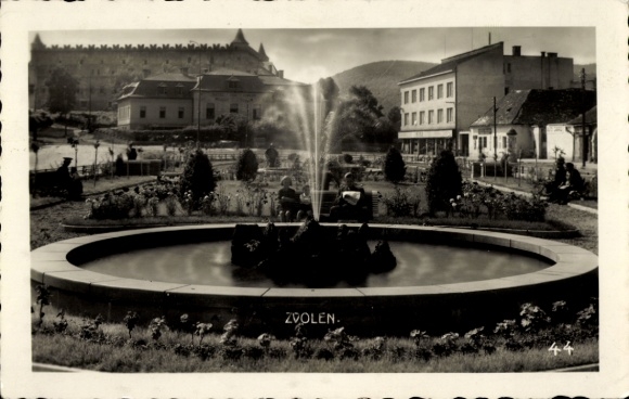 TP Zvolen Altsohl Eslovaquia, fuente, jardín, edificios al fondo