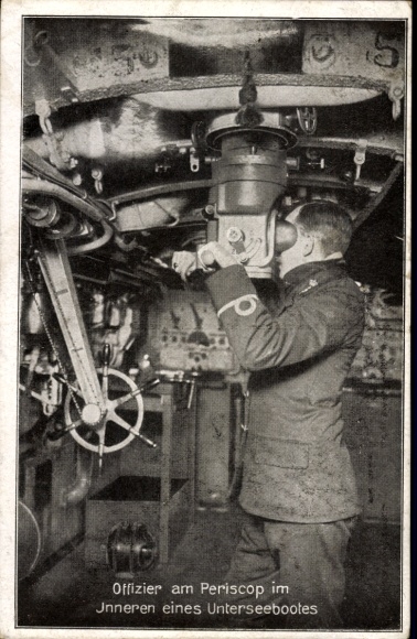 Oficial en el periscopio dentro de un submarino