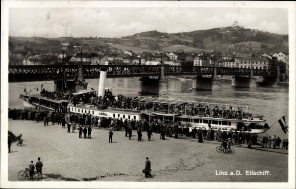 TP Linz en el Danubio Alta Austria, barco expreso, vapor, puente