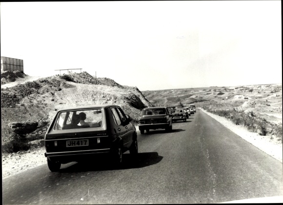 foto Nicosia Chipre, Peristerona, coches, carretera rural