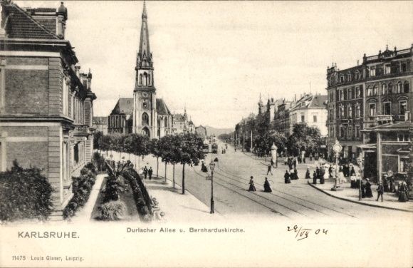 Karlsruhe en Baden, Durlacher Allee, Bernharduskirche, vista de la calle