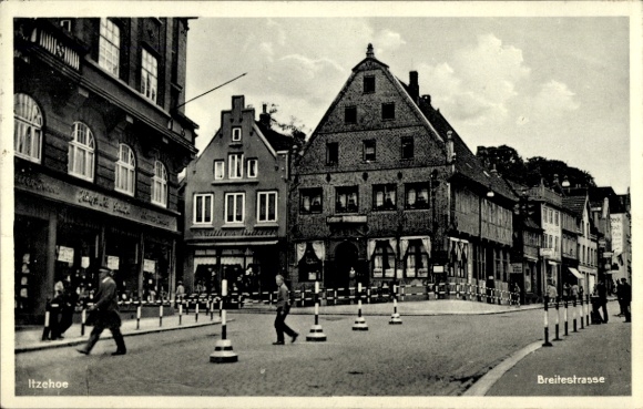 Itzehoe in Holstein, fotografía en blanco y negro, Breitestraße, gente, tráfico.