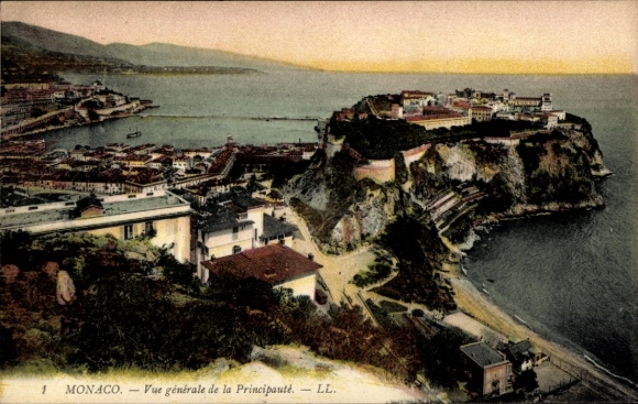 Vista general del principado de Mónaco, costa, barcos y montañas.