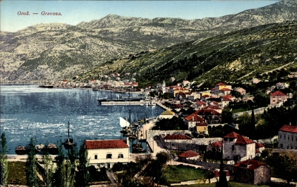 TP Gruž Gravosa Dubrovnik Croacia, vista del puerto, montañas al fondo, casas con D rojas