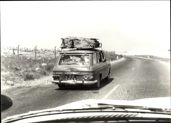 foto Nicosia Chipre, carretera rural a Peristerona, coche
