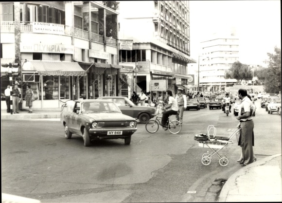 foto Nicosia Chipre, tráfico rodado, coches, hombre con cochecito