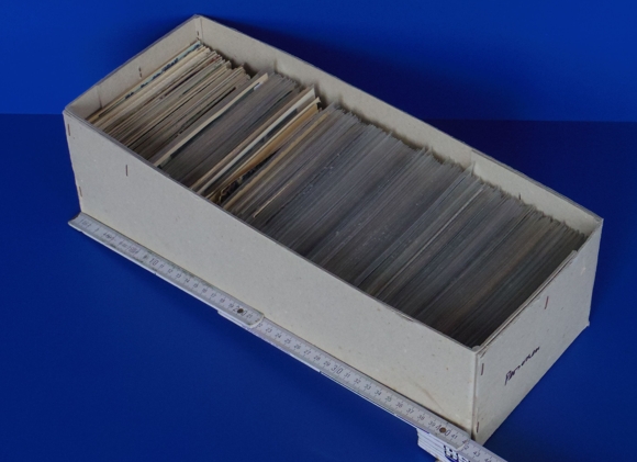 Aproximadamente 800 postales que representan motivos anteriores a 1945