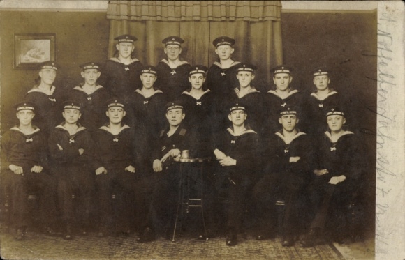 Foto: Marineros alemanes uniformados, SMS Schwaben, foto de grupo.