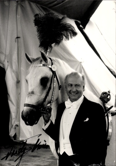 Foto: Fredy Knie, director de circo, retrato con caballo, autógrafo
